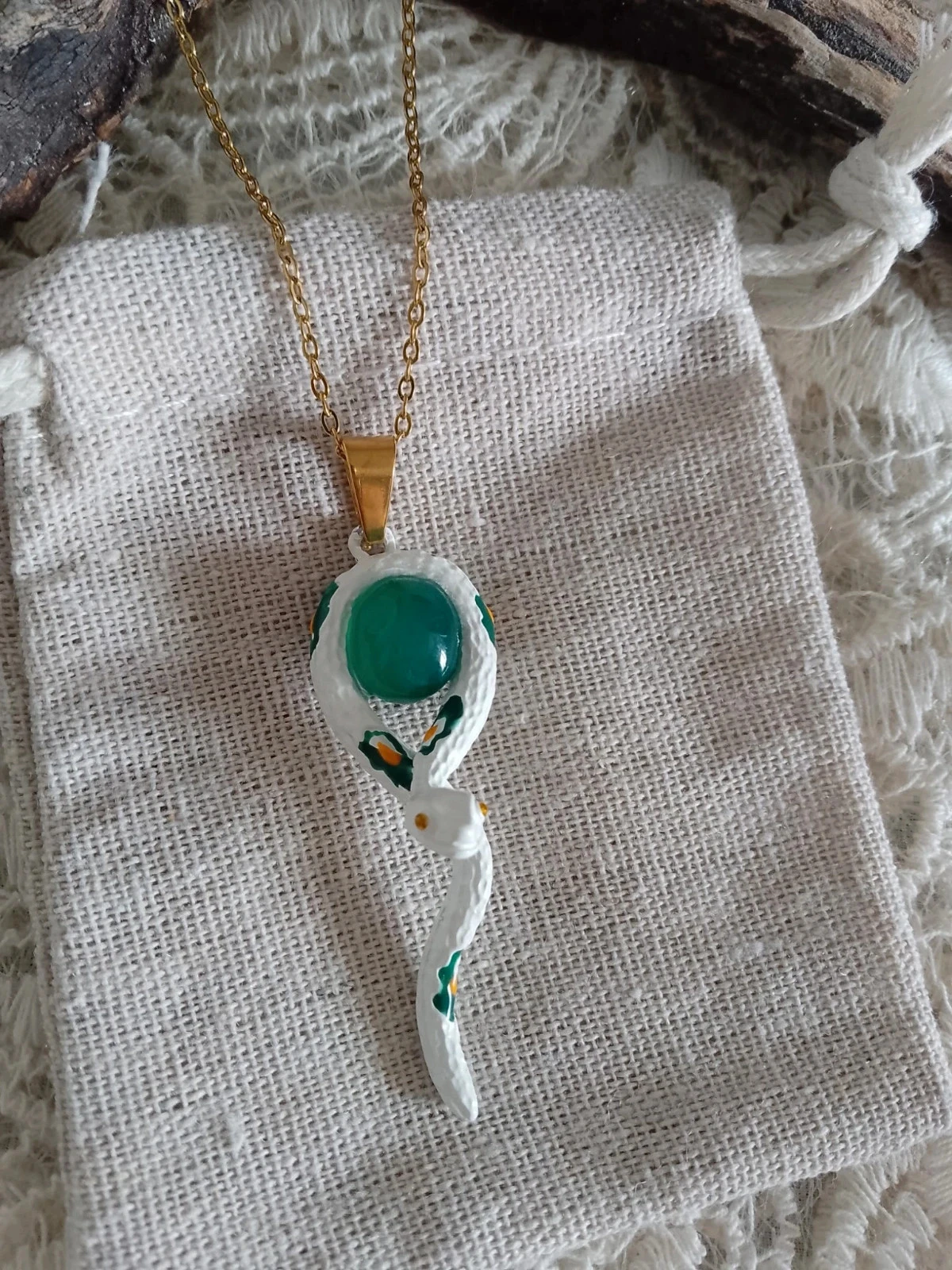 Collier serpent blanc avec pierre naturelle verte